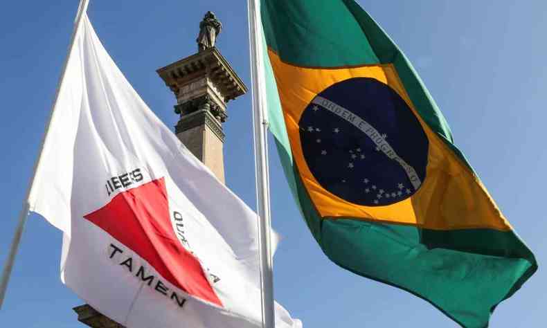 Bandeiras de Minas Gerais e do Brasil