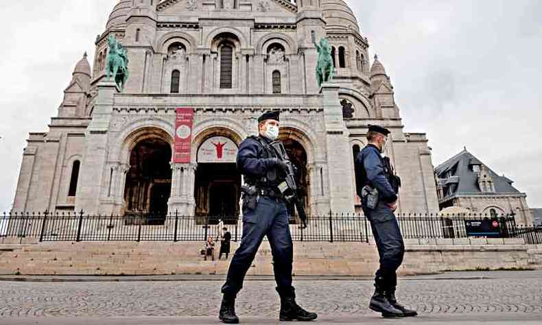 Policiais patrulham a vazia Montmartre no incio do bloqueio (foto: Thomas Coex/AFP)