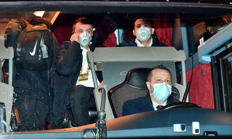 Jogadores do Ludogorets usaram máscara na chegada ao estádio para partida contra a Internazionale, em Milão. O jogo foi com portões fechados por causa da epidemia de coronavírus na Itália(foto: Miguel MEDINA/AFP)