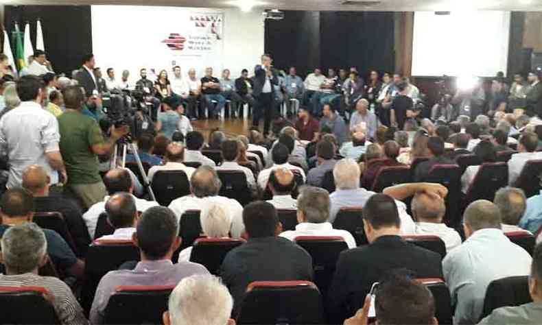 Prefeitos reunidos em assembleia na manh desta segunda-feira, no auditrio do Crea/MG, em Belo Horizonte(foto: Jair Amaral/EM/D.A Press)