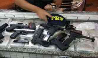 Armas e drogas apreendidas(foto: PRF Divulgao)