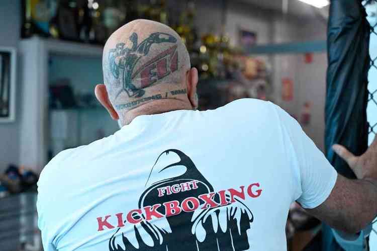 Ely Pereira tem o kickboxing em tatuagem na cabea