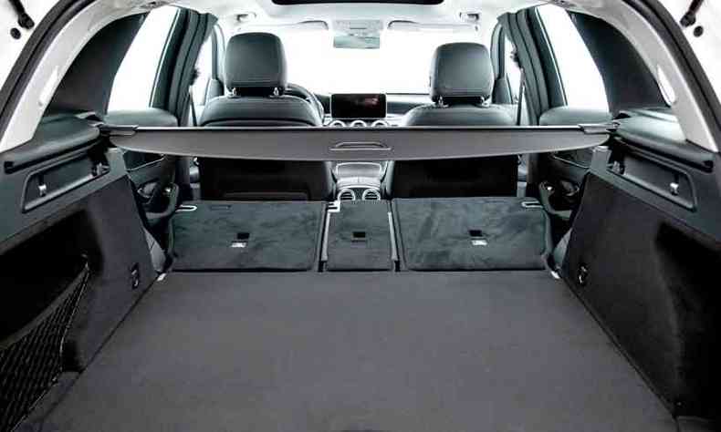 O porta-malas do SUV pode ter capacidade ampliada rebatendo o banco traseiro(foto: Mercedez benz/divulgao)
