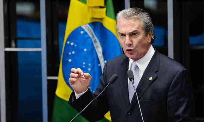 A defesa do senador Fernando Collor alega que que ele j se colocou  disposio para ser ouvido pela Polcia Federal, mas que, por duas vezes, o depoimento foi desmarcado na vspera(foto: Pedro Franca/Agencia Senado )