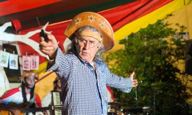 Rodolfo Casco est de braos abertos e usa chapu de nordestino
