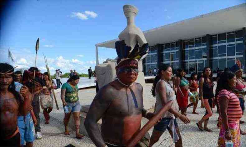 ndios de vrias etnias protestam em frente ao STF para sensibilizar os ministros sobre a demarcao de terras indgenas (foto: Jos Cruz/Agncia Brasil)