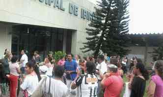 Pais protestam em frente  Prefeitura de Ibirit nesta quinta-feira(foto: Divulgao)