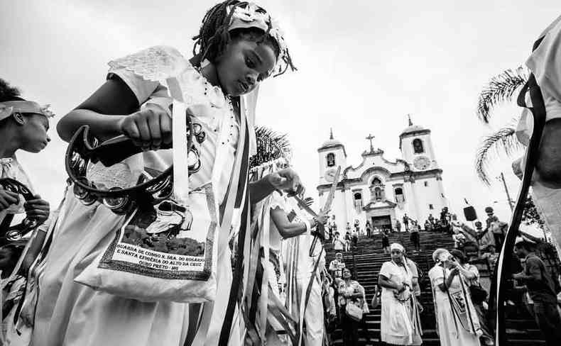 Ponto alto  a bno dos congadeiros, que realizam cortejo pela cidade at chegar na Capela do Padre Faria(foto: ANE SOUZ/PREFEITURA DE OURO PRETO/DIVULGAO)