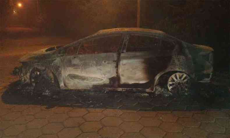 Carro foi incendiado pelos bandidos na sada de Braspolis(foto: Reproduo da internet/Redes sociais)