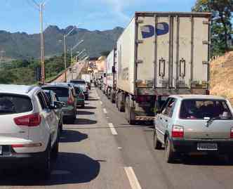 Trnsito est congestionado no sentido So Paulo da rodovia(foto: Edsio Ferreira/EM/DA Press)