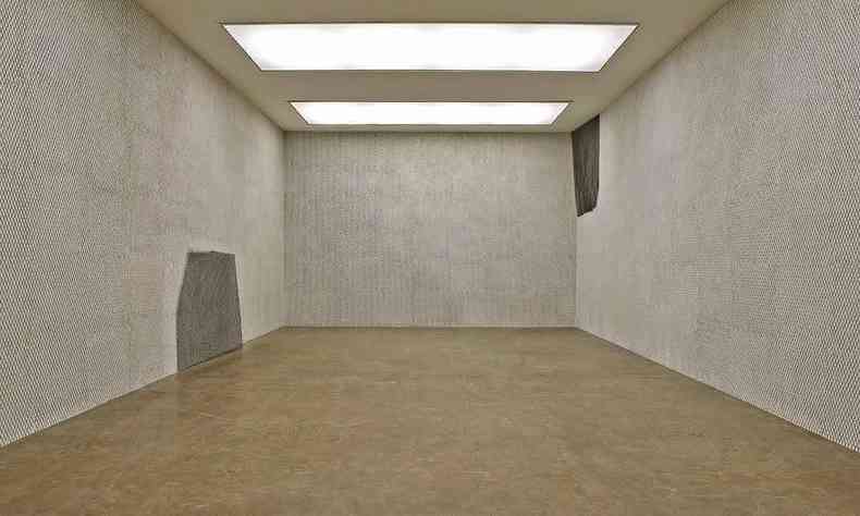 Viso da obra Neither, de Doris Salcedo, que consiste em ambiente vazio em tons de branco e cinza