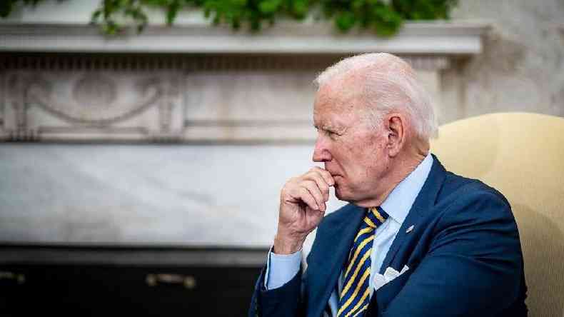 Joe Biden observando