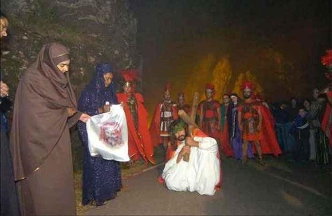 O frio e a neblina não impediram os fiéis de se emocionarem com a encenação da paixão e crucificação de Cristo no Santuário de Nossa Senhora da Piedade, na terça-feira(foto: Beto Magalhães/EM/D.A Press ) O frio e a neblina não impediram os fiéis de se emocionarem com a encenação da paixão e crucificação de Cristo no Santuário de Nossa Senhora da Piedade, na terça-feira(foto: Beto Magalhães/EM/D.A Press )