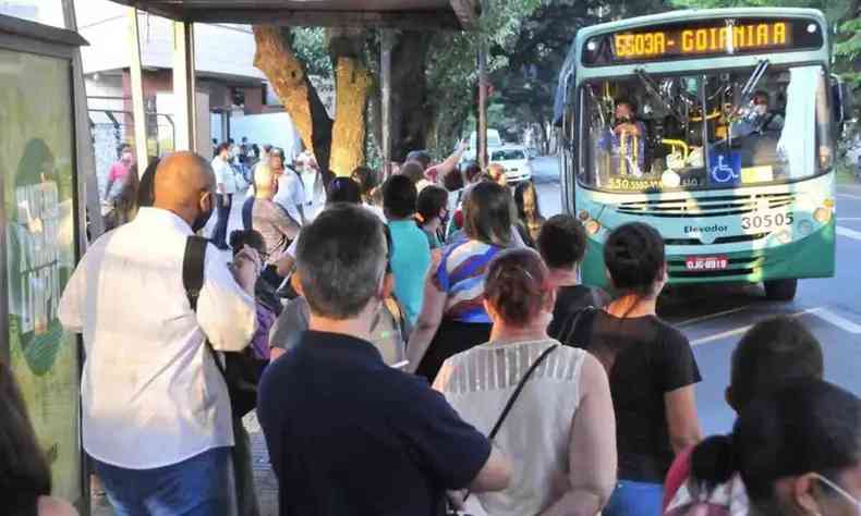 Na foto, passageiros esperam nibus em um ponto da regio Central de Belo Horizonte