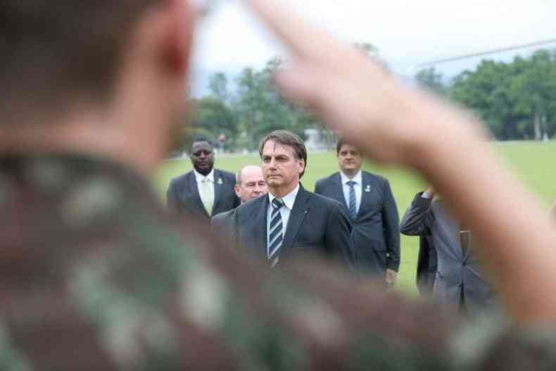 Soldado bate continncia para Jair Bolsonaro