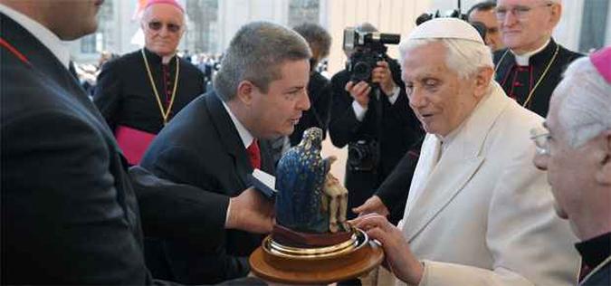 Anastasia presenteou Bento XVI com uma imagem de Nossa Senhora da Piedade, padroeira de Minas(foto: Servizio Fotografico L%u2019Osservatore Romano ) Anastasia presenteou Bento XVI com uma imagem de Nossa Senhora da Piedade, padroeira de Minas(foto: Servizio Fotografico L%u2019Osservatore Romano )