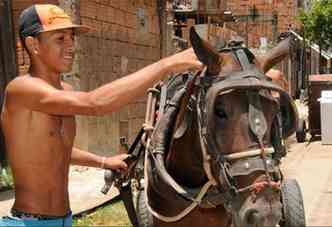 Filho de carroceiro, Igor Ferreira, de 17 anos, e o seu cavalo Corisco (foto: Paulo Filgueiras/EM/D.A Press.)