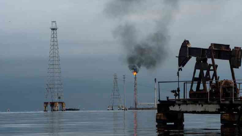 Plataforma de petróleo no Lago de Maracaibo