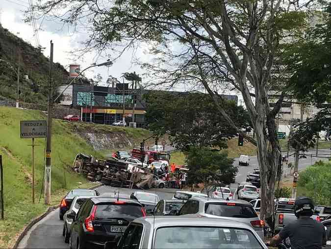 Veculo teria tombado ao fazer uma curva na Avenida Raja Gabaglia. Dois carros foram atingidos, mas vtimas no tiveram ferimentos graves Filipe Barone/Divulgao