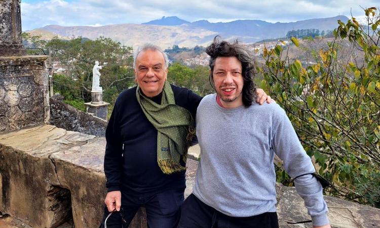 Cantor Francisco Campos Neto e pianista Yuri Pingo olham para a cmera, ao fundo v-se o Pico do Itacolomi, em Ouro Preto
