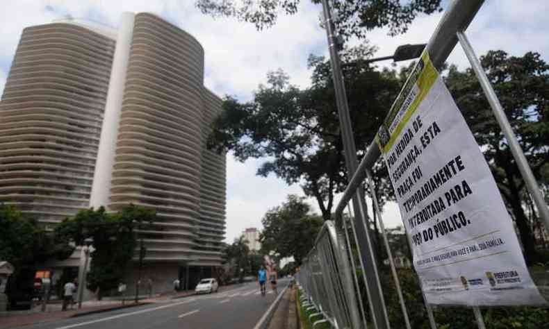 Prefeitura de BH fechou praas em abril de 2020 para forar o isolamento social(foto: Leandro Couri/EM/D.A Press)