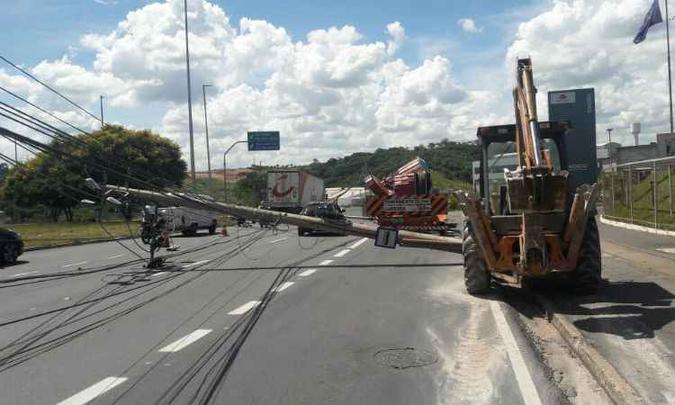Postes ficaram atravessados na pista(foto: Corpo de Bombeiros /Divulgação) Postes ficaram atravessados na pista(foto: Corpo de Bombeiros /Divulgação)