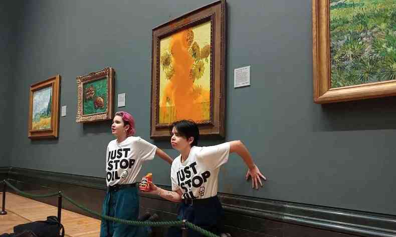 Duas ambientalistas colaram as mos na parede de galeria de museu londrino, embaixo do quadro 'Girassis', de Van Gogh, atacado por elas
