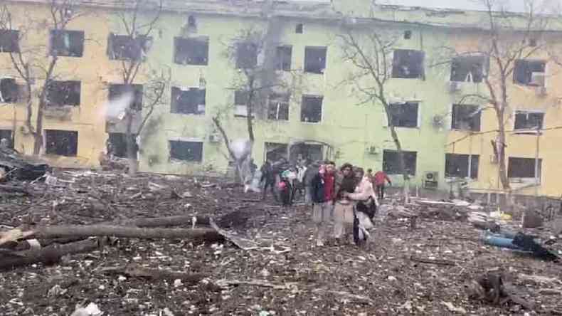 Imagem compartilhada pela agncia Reuters mostrando a destruio em um hospital em Mariupol.
