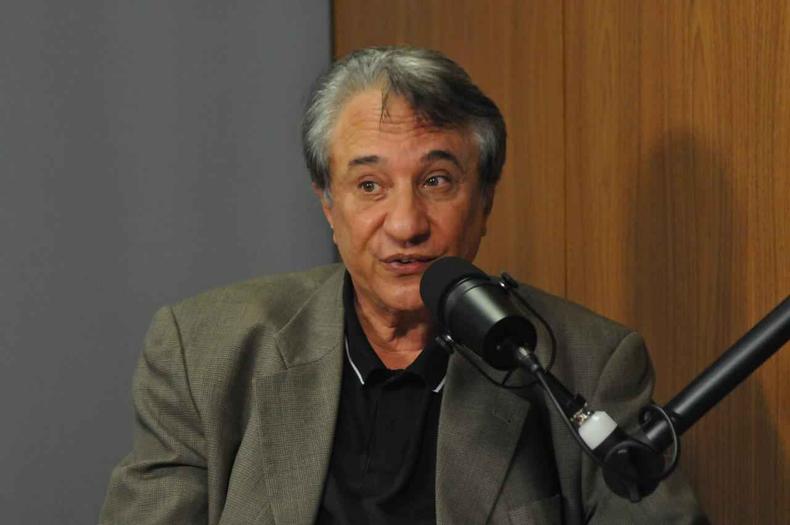 Saraiva Felipe fala ao microfone durante entrevista ao Estado de Minas 