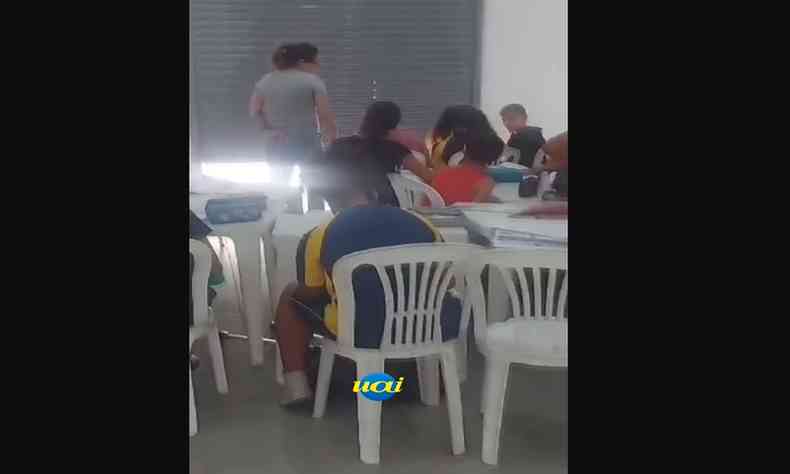 Vdeo mostra a sala de aula improvisada dos alunos no Colgio Batista Ester 