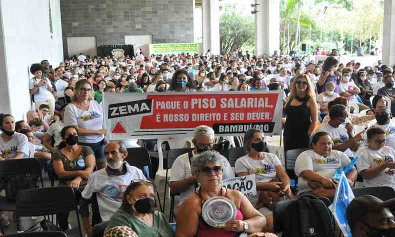 Servidores acompanham votao em frente a Assembleia Legislativa de Minas Gerais 