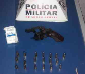 Revlver e munies estavam em dentro do veculo(foto: Polcia Militar/Divulgao)