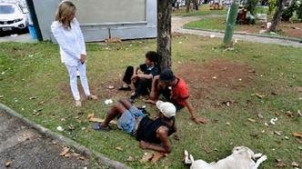 Vanessa soares presta apoio a sem-teto na Pra�a Iron Marra: 