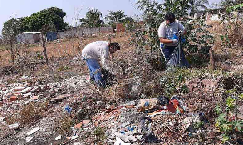 agentes de sade fazem a limpeza de lixo em terrenos de Passos