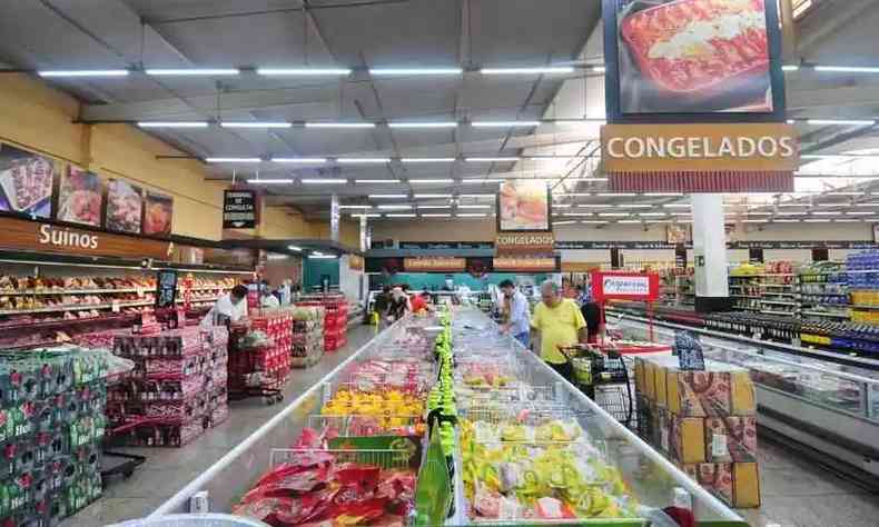 Imagem mostra corredor de carnes congeladas em supermercado