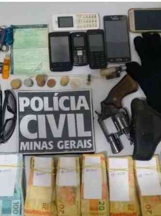Armas e dinheiro foram apreendidos em cerco policiais(foto: Polcia Civil)