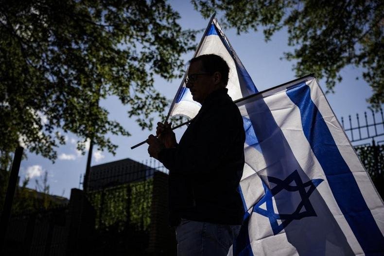 Homem segura bandeiras de Israel em manifesta��o em defesa do pa�s do Oriente M�dio