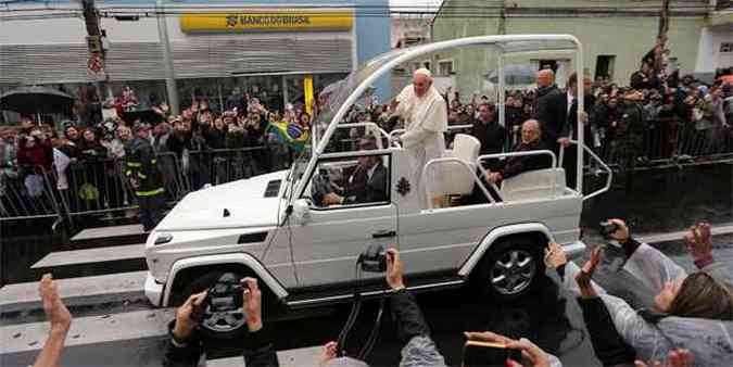 Papa Francisco usando carro aberto durante visita a Aparecida do Norte na quarta-feira (foto: REUTERS/Paulo Whitaker )