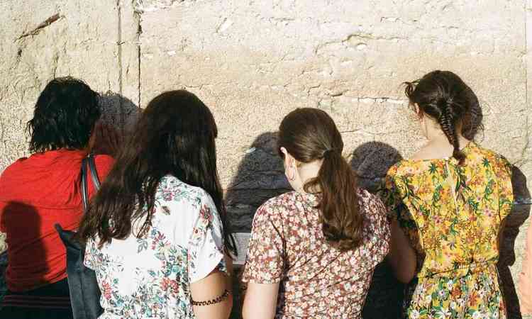 Fotografia de Julia Baumfeld mostra mulheres de costas diante do Muro das Lamentações