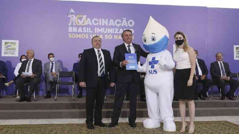 Previso para incio da vacinao no Brasil  fevereiro de 2021(foto: Isac Nbrega/PR)
