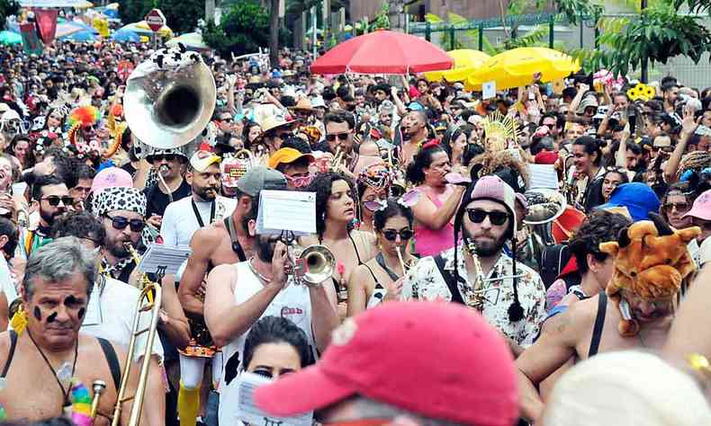 Blocos de carnaval desfila pelas ruas de BH
