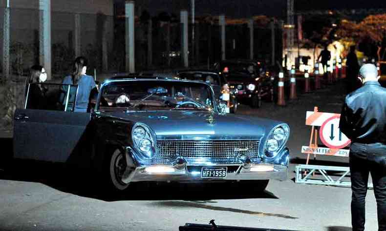 Primeiro a chegar ao drive-in foi o belssimo Lincoln Continental 1958(foto: Tlio Santos/EM/D.A Press)