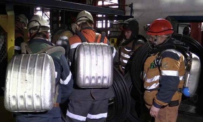 O acidente de quinta, que j� havia deixado quatro mortos, aconteceu por causa do desabamento na mina de carv�o de Severnaia, na cidade de Vorkuta, pr�xima do c�rculo polar �rtico(foto: AFP / RUSSIA'S EMERGENCY MINISTRY / STRINGER )