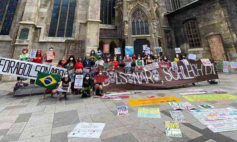 Manifestantes na Catedral de Santo Estvo, em Viena, na ustria(foto: Reproduo Redes Sociais)