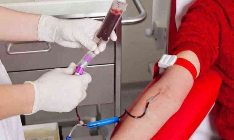 pessoa doando sangue 