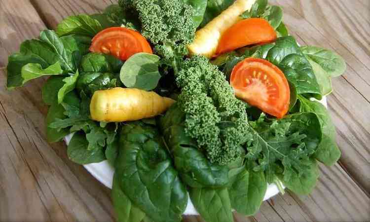 salada de folhas verdes com tomate e cenoura amarela