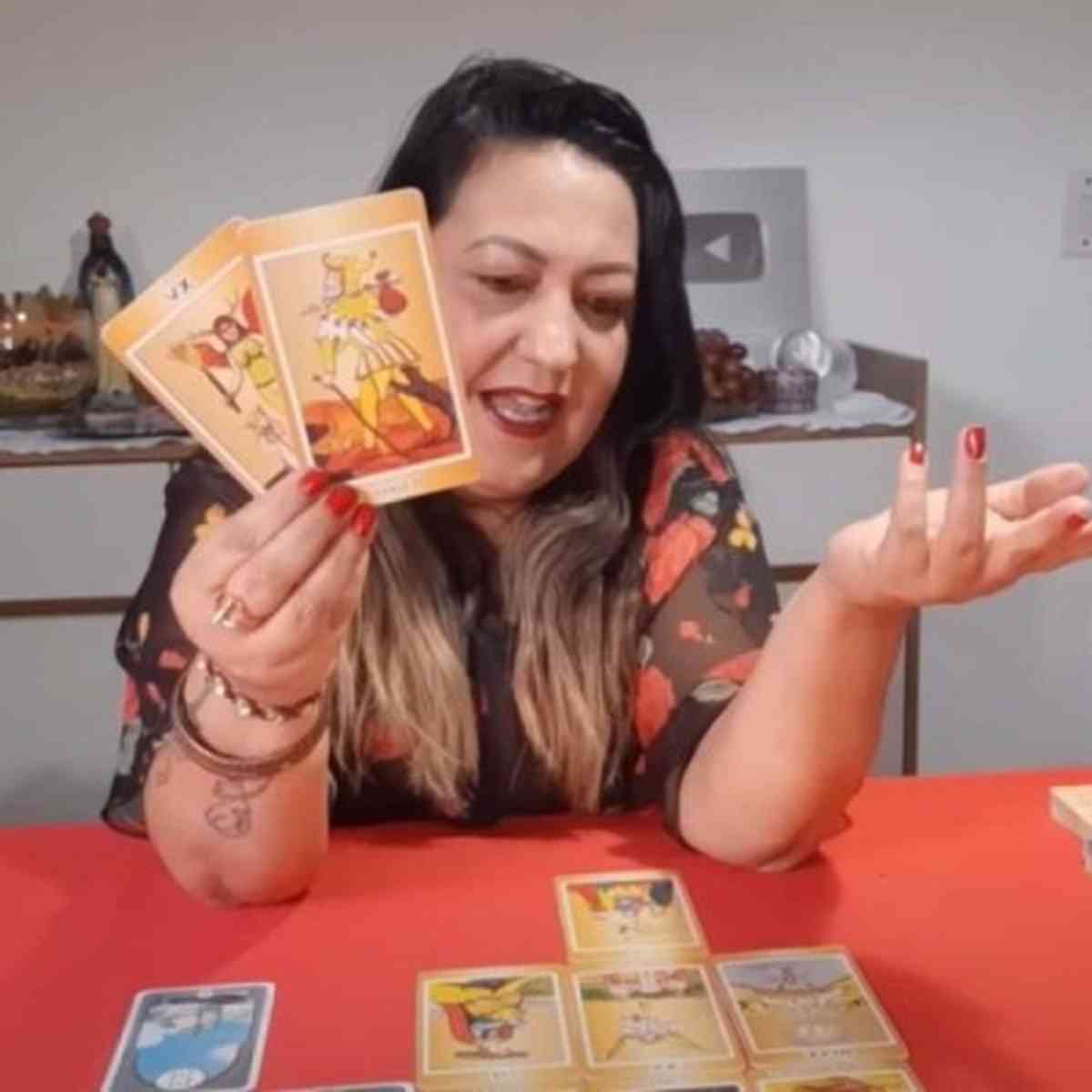 Eles vendem previsão do futuro com cartas ciganas e faturam R$ 2