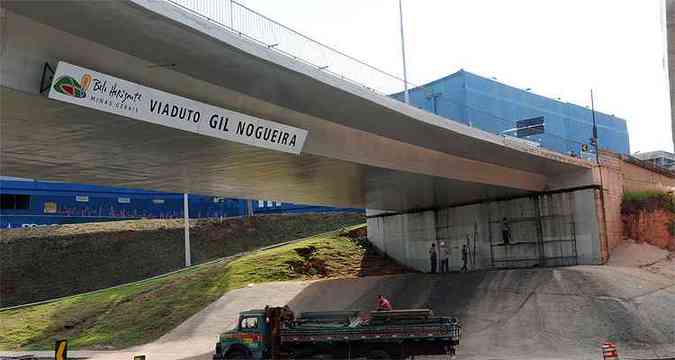 Obras comearam a ser feitas nesta tera-feira para reparar os danos no viaduto(foto: Paulo Filgueiras/EM/D.A Press)