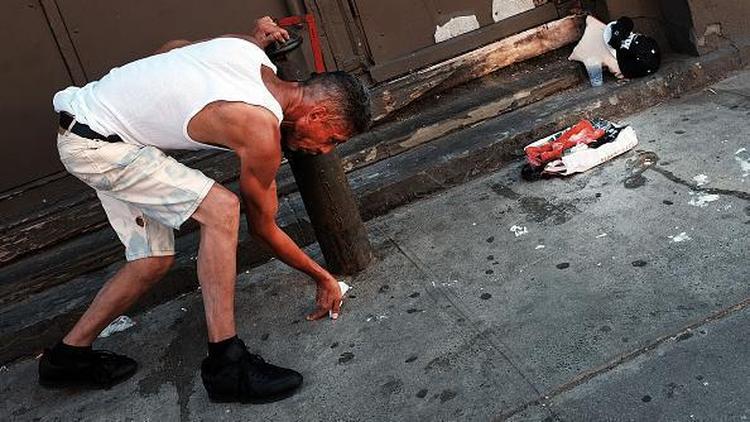 Homem caminha pelas ruas de Nova York aps consumir canabinoide sinttico