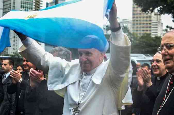 Francisco se encontrou com peregrinos argentinos na Catedral de So Sebastio, no centro do Rio(foto: Tomaz Silva/ABr)